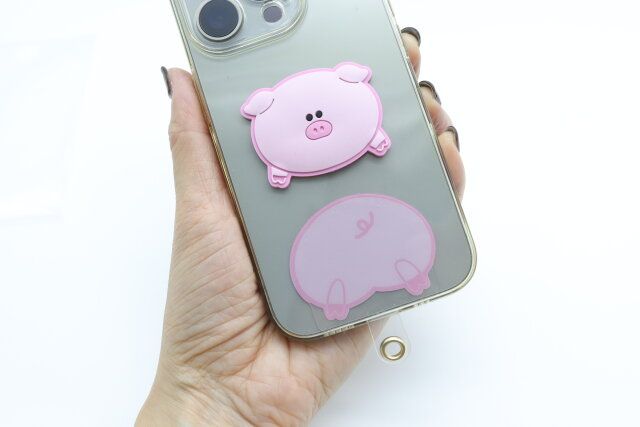 ダイソーの可愛い5050 スマホ貼り付けパーツ（ブタさん、2P）