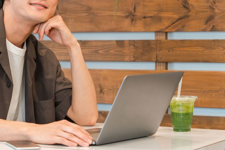 カフェで長時間仕事している人は迷惑？許せる？