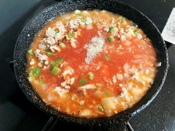 トマトジュースを入れて煮込む