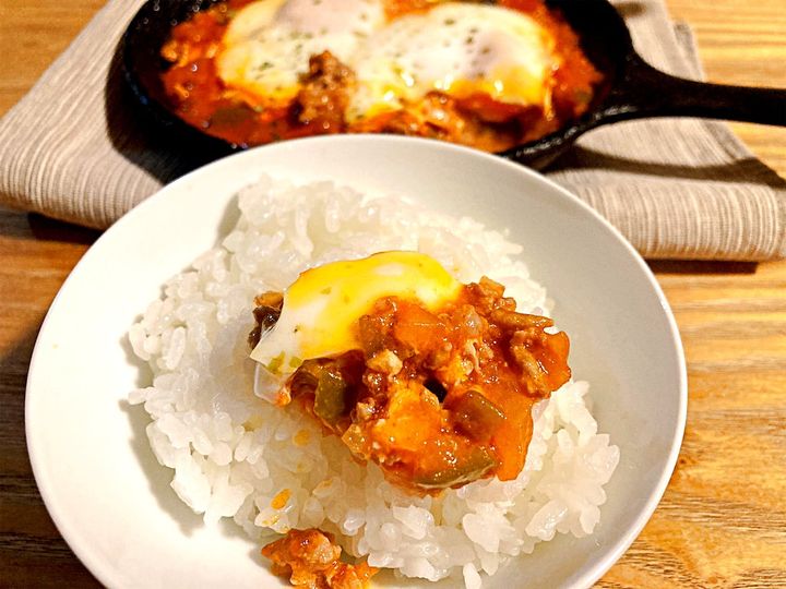 ご飯にのせたシュクシュカ