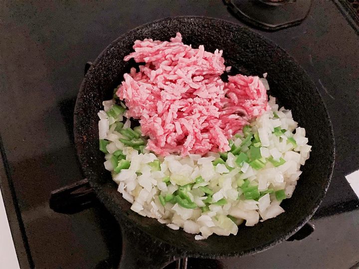 合いびき肉とピーマンを炒める