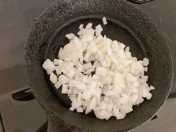 玉ねぎを炒める