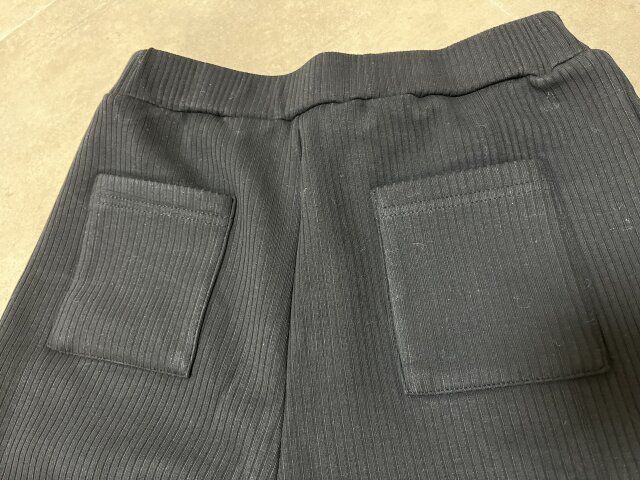 reca 裏起毛ボンディングセミワイドリブパンツ ブラック 後ろ側 ポッケ付き