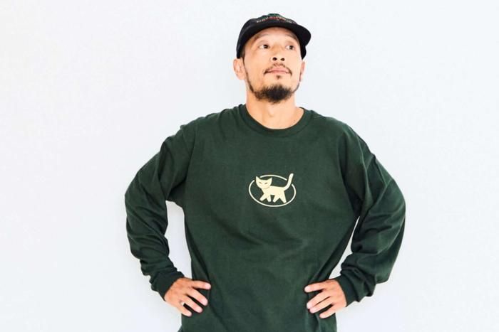 SAVE SHOCKのANGRY CAT LS Tを着ている男性