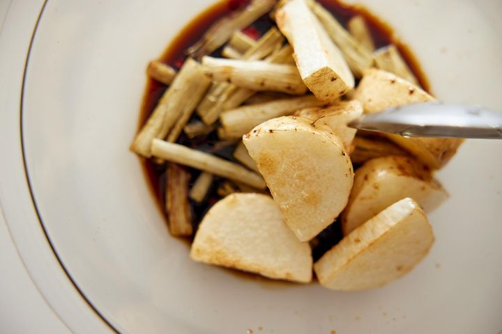 長いもを揚げる