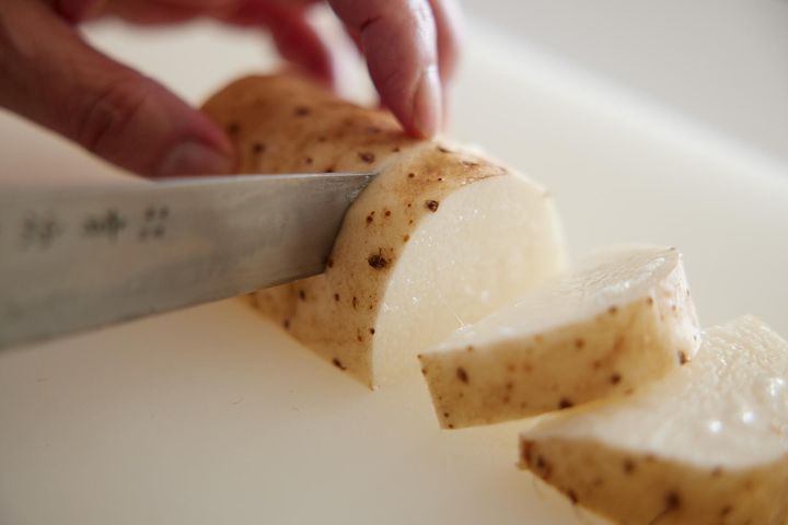 長いもをカットする