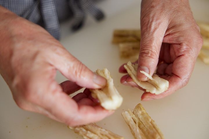 ごぼうをカットする