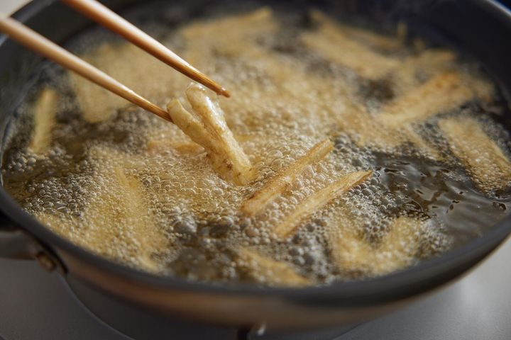 ごぼうを揚げる