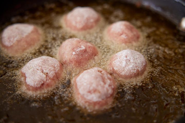 肉団子を揚げる