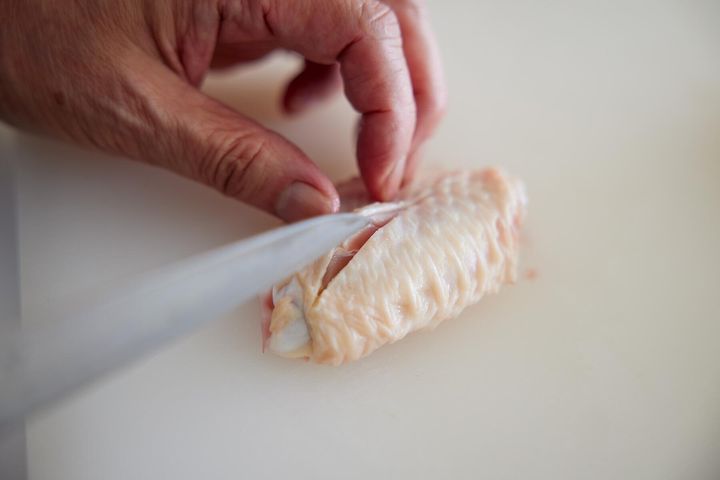 手羽中に切り込みをいれる