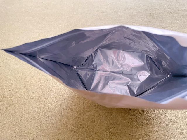 ダイソー食パン冷凍保存袋 内側はアルミニウム