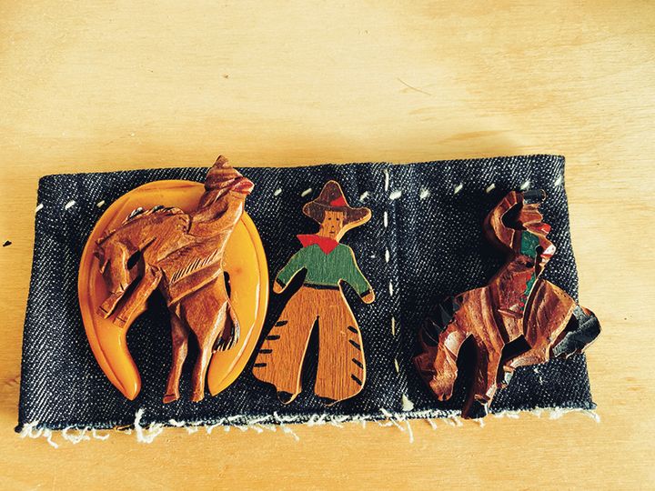 美を極めたコレクションの世界。本とヴィンテージ家具が生み出すアートな空間【“見せるプロ”たちの収納術】