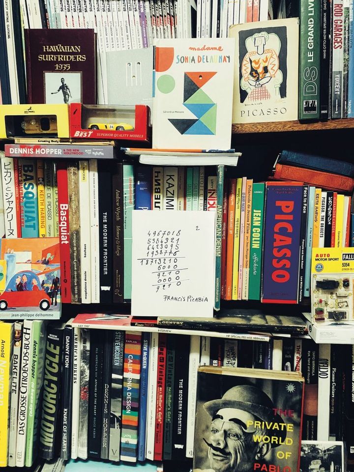 美を極めたコレクションの世界。本とヴィンテージ家具が生み出すアートな空間【“見せるプロ”たちの収納術】