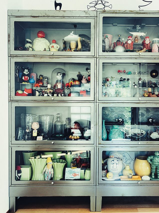 美を極めたコレクションの世界。本とヴィンテージ家具が生み出すアートな空間【“見せるプロ”たちの収納術】