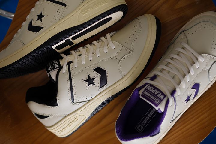 《コンバース》を代表するスニーカー「WEAPON」から春の新色が登場！