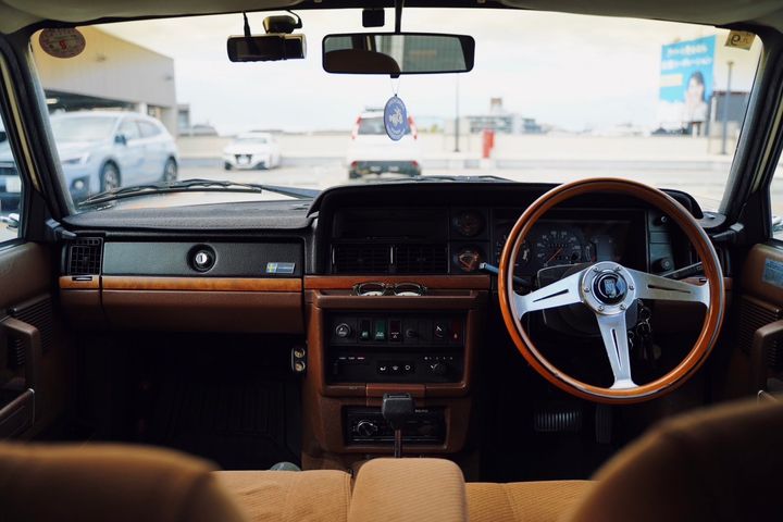 お洒落な人が乗っている車といえば。安全性を兼ね備えたクラシックカー《VOLVO》240【マイカーと一緒にどこまでも。vol.5】