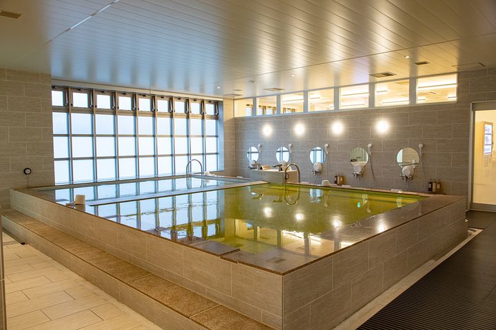 脱衣所をくぐると開放的なお風呂が広がる