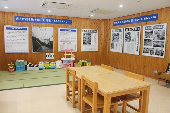 1階は靴を脱いでくつろげる休憩場所も兼ねている