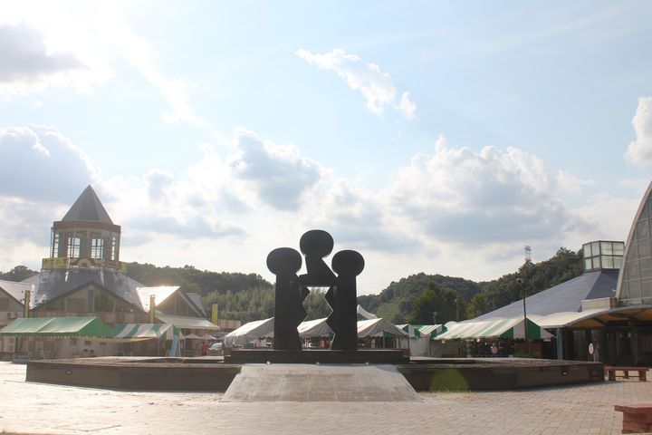 彫刻家・流政之（ながれまさゆき）さんのオブジェ「SUKIDAPPE」