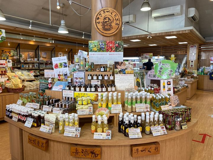 温もりを感じるウッディな館内に特産品が多数揃う