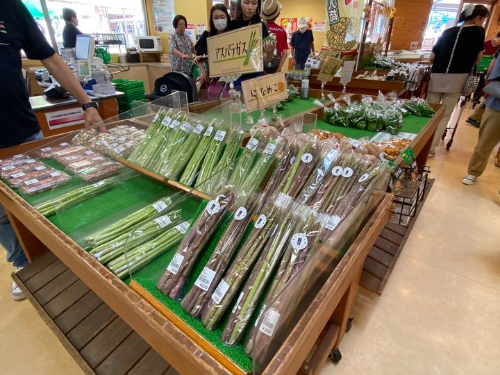 近隣の旬の野菜が毎朝入荷する