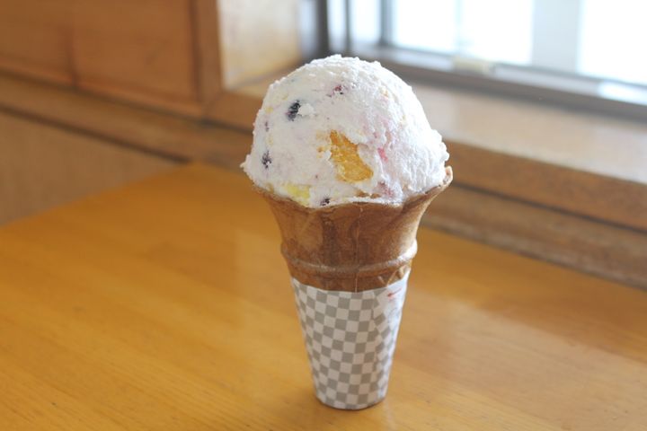 茂木産の7つのフルーツが入った「たっぷりフルーツミックス」350円（季節限定）