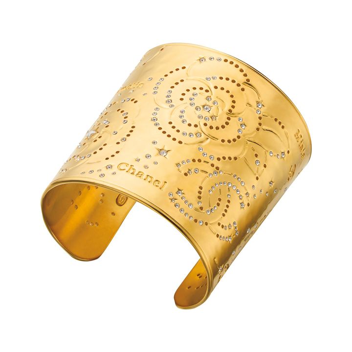 バングル ￥482,900／CHANEL