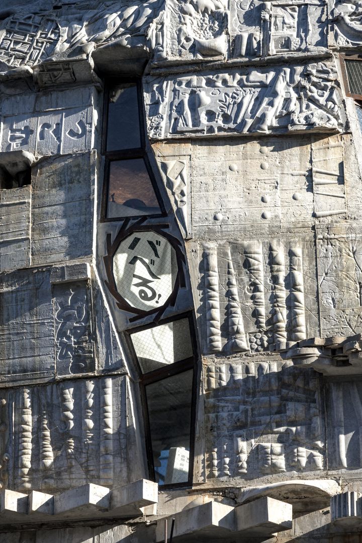 〈蟻鱒鳶ル〉外観