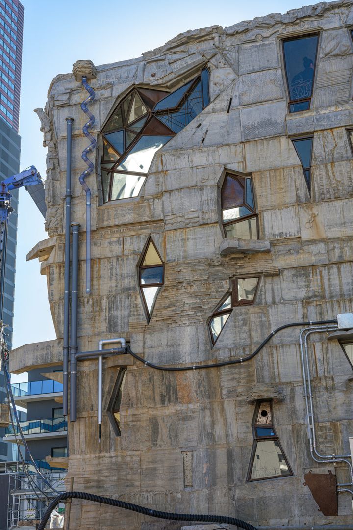 〈蟻鱒鳶ル〉外観