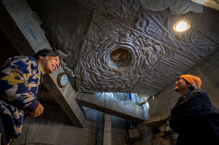 蟻鱒鳶ルの天井を見上げる岡啓輔と江口寿史