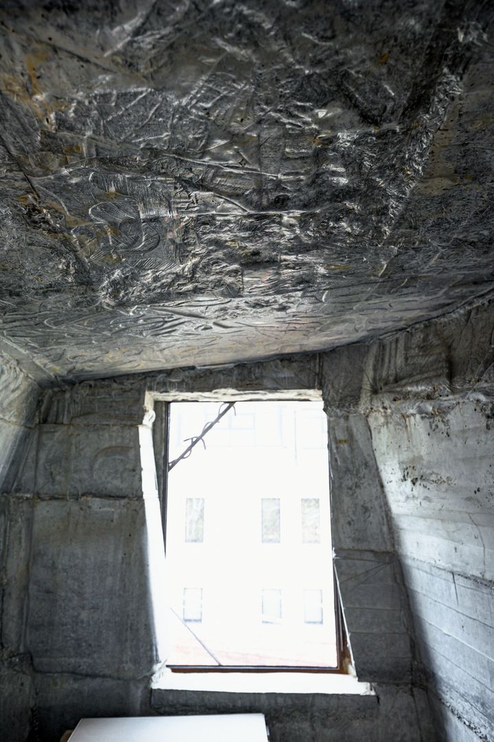 〈蟻鱒鳶ル〉の壁と窓