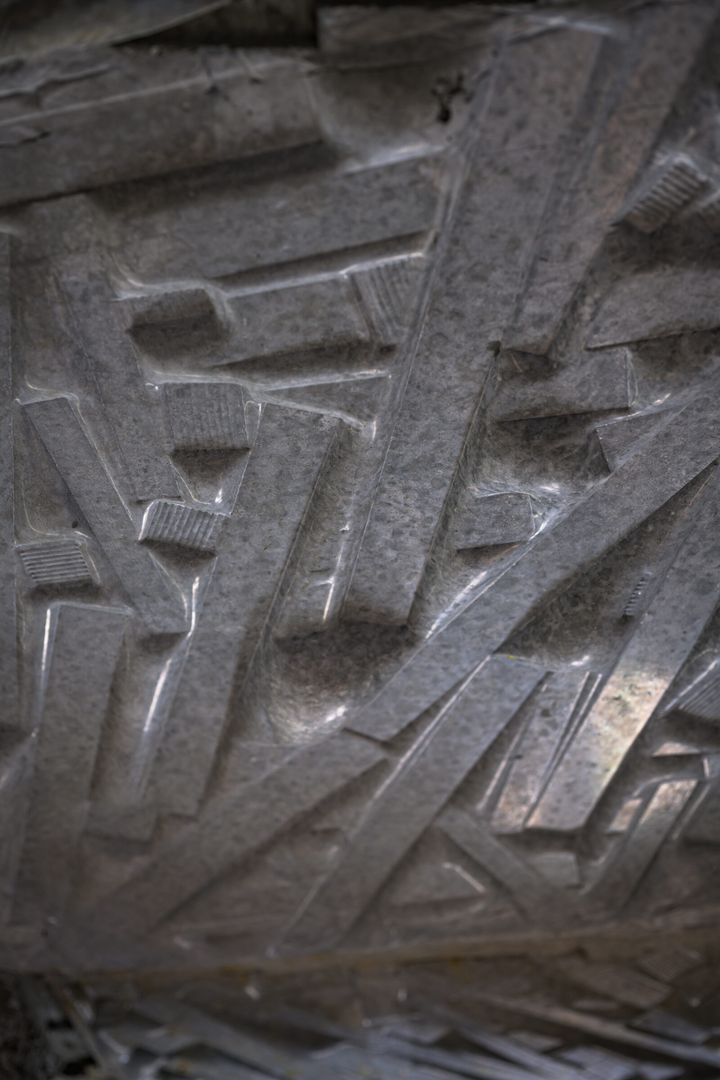 〈蟻鱒鳶ル〉の壁