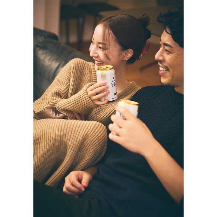 ノンアルコールビールで夫とくつろぐママ