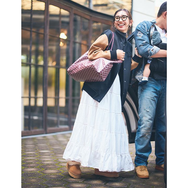 ゴヤールのトートを持って家族でお出かけするおしゃれママ