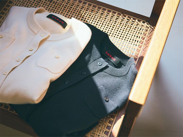 キャバンのカーディガンは白と黒の２色買い