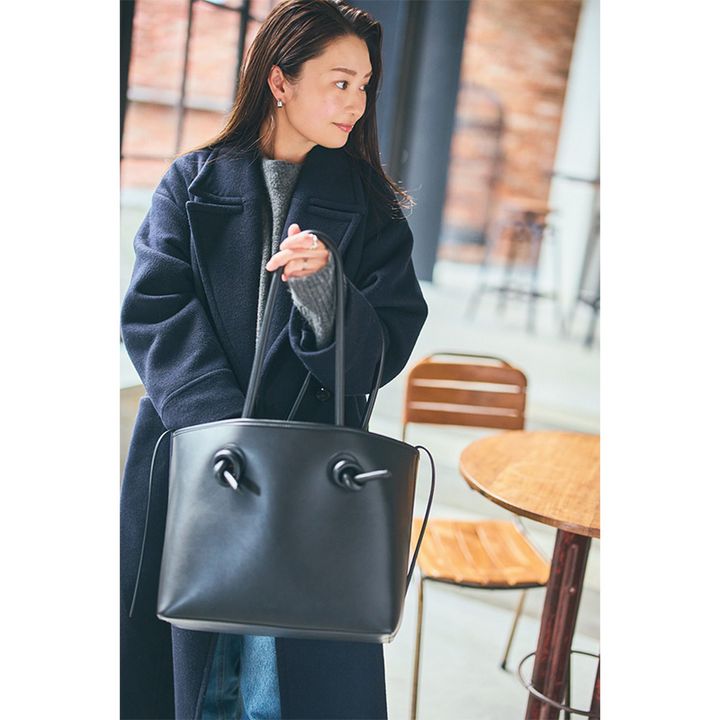 VASICの黒バッグを持つママ