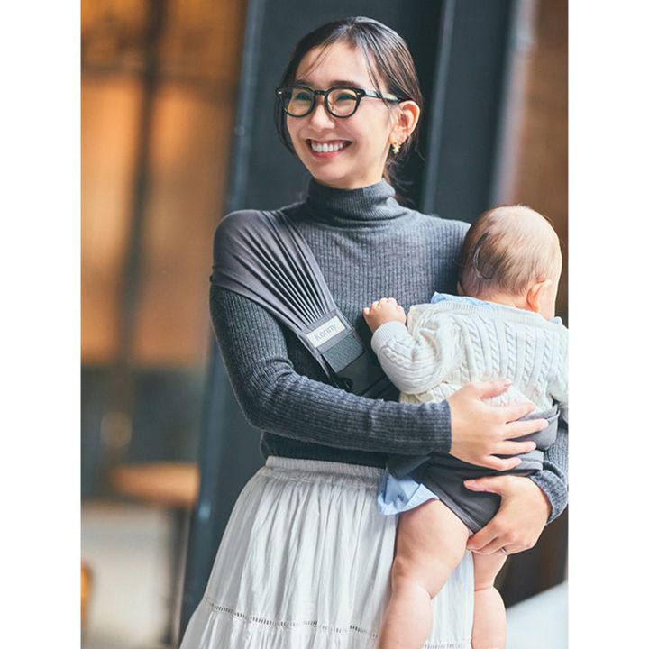 コニーのヒップシートで赤ちゃんを抱っこするママ