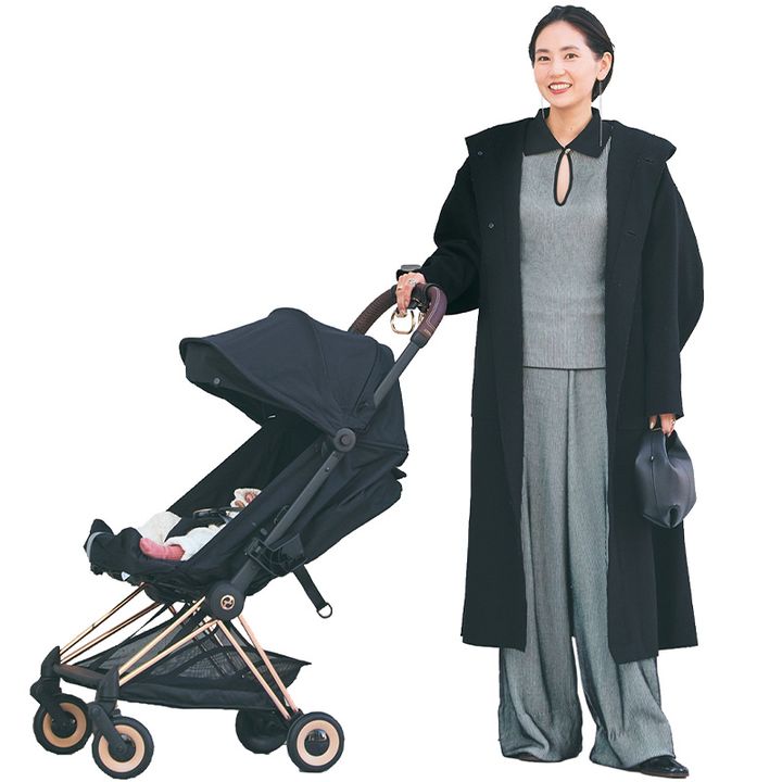 ベビーカーで外出するママ