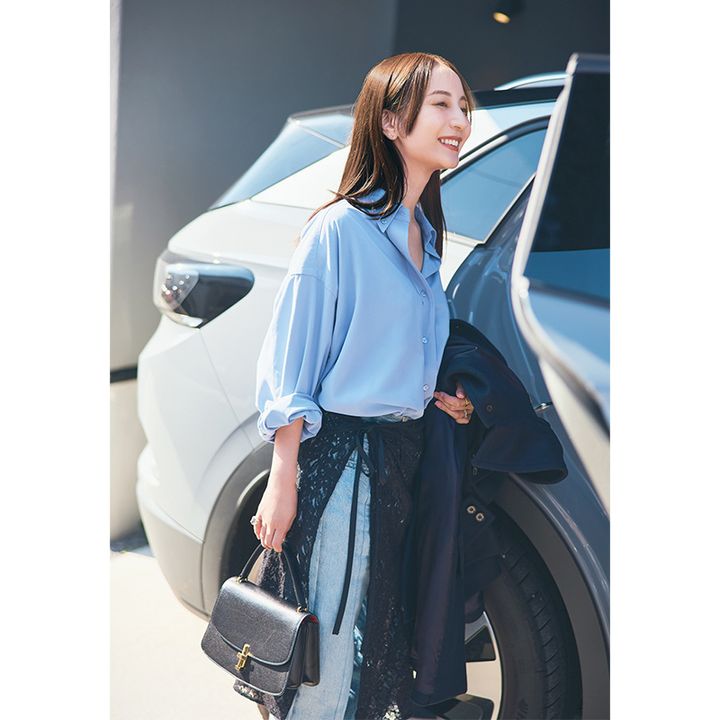 ブルーのシャツで車に乗り込むママ