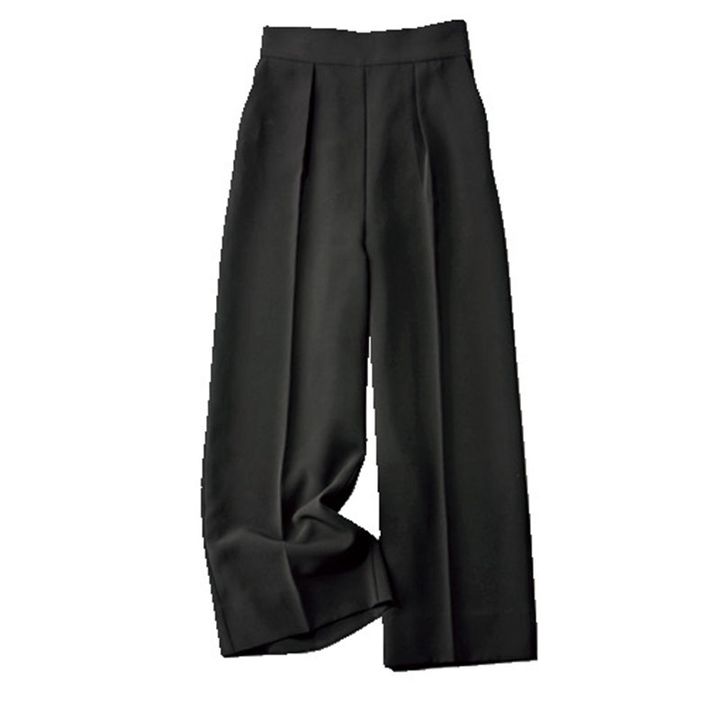 黒のワイドパンツ