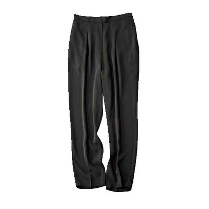 黒のテーパードパンツ