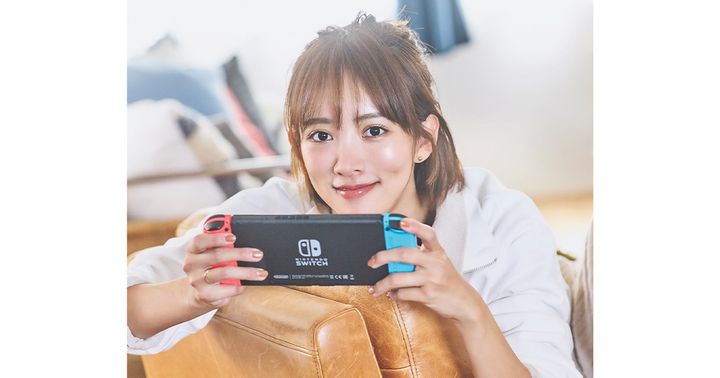 ニンテンドースイッチを手に持って微笑む夏菜さん