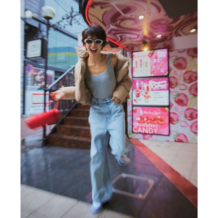 ショートダウンにタンクトップのボディスーツを合わせた今っぽカジュアルコーデ