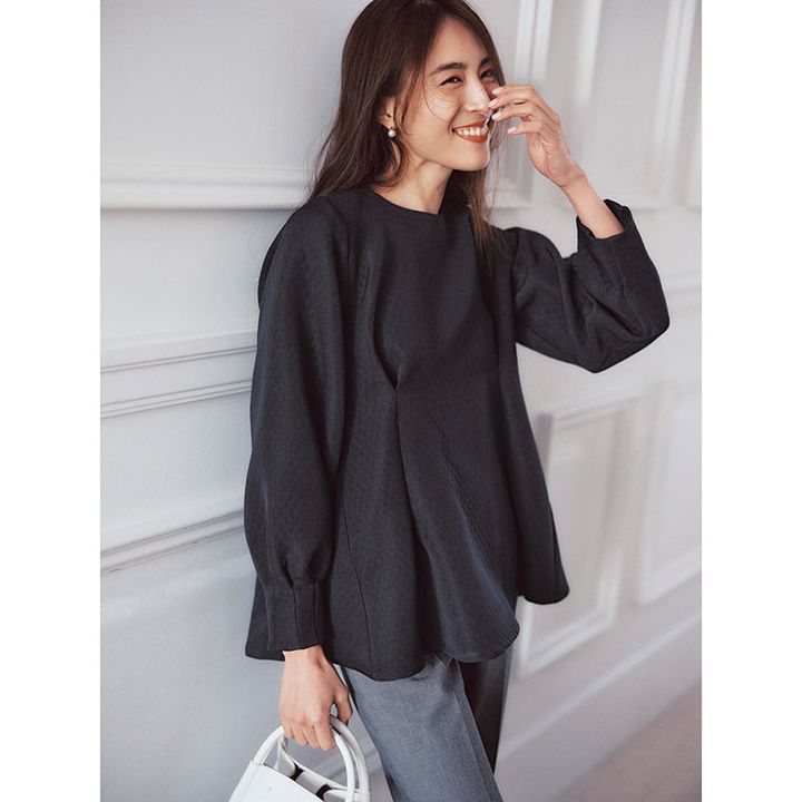 構築的なシルエットのブラウスコーデ