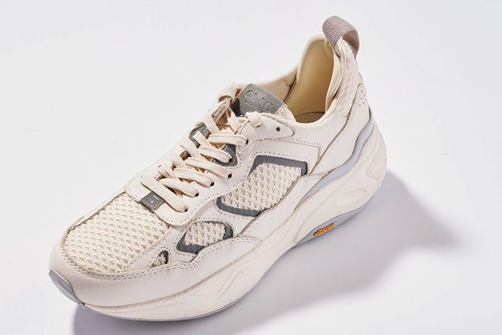 オシャレなだけじゃない！機能的で汎用性が高いモノトーンスニーカー12選