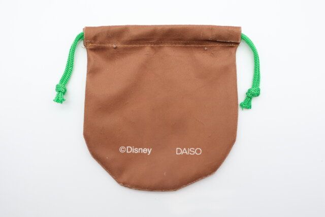 ダイソーディズニーチップ巾着背面