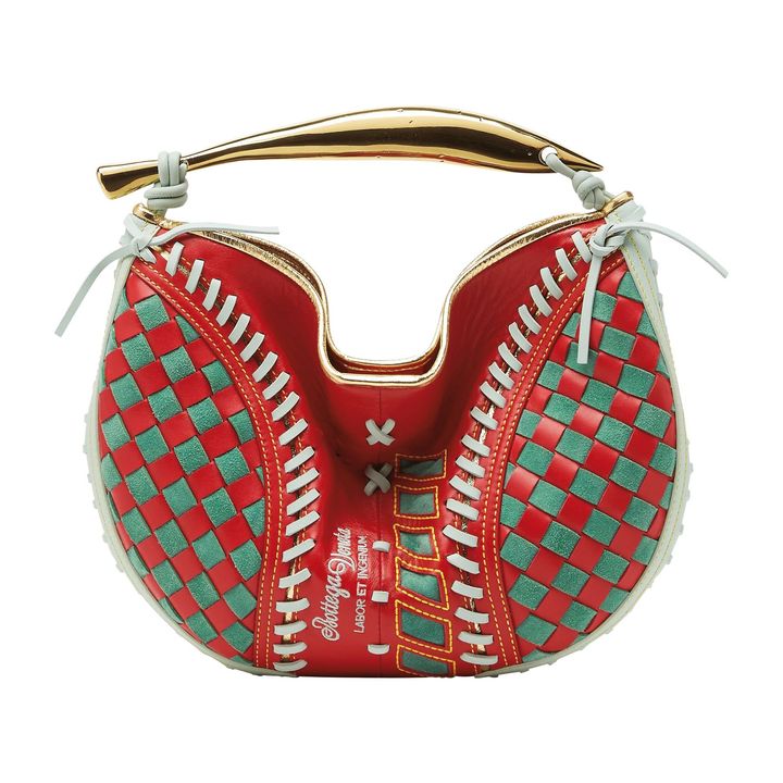 バッグ 本体 H20cm ￥819,500（麻布台ヒルズ限定）／BOTTEGA VENETA