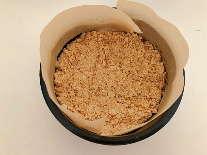 ビスケットを敷き詰めたケーキ型