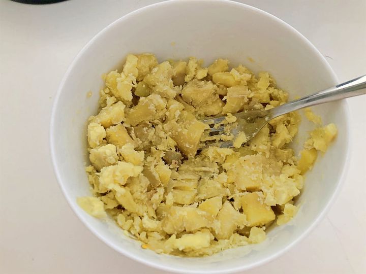 さつまいもを荒くつぶす