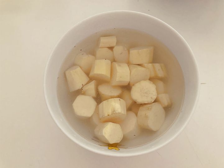 切って水にさらしているさつまいも